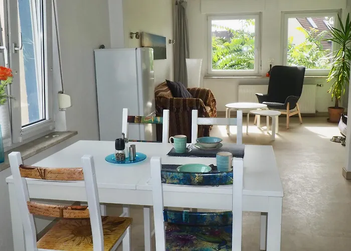 Gemuetliche Mit Balkon, Verkehrsguenstig Gelegen Apartment *